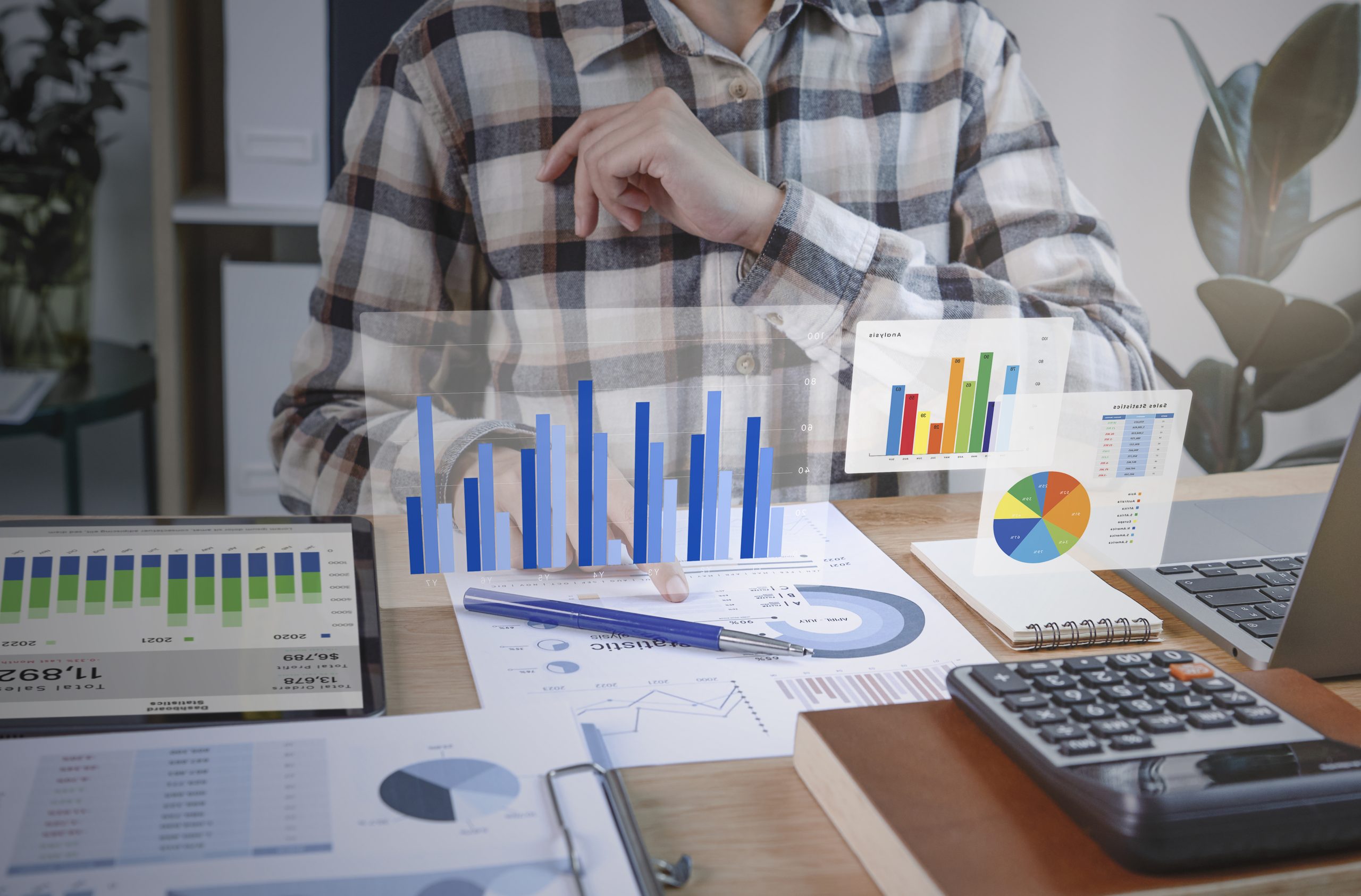 empresarios que trabajan finanzas contabilidad analizan financi scaled